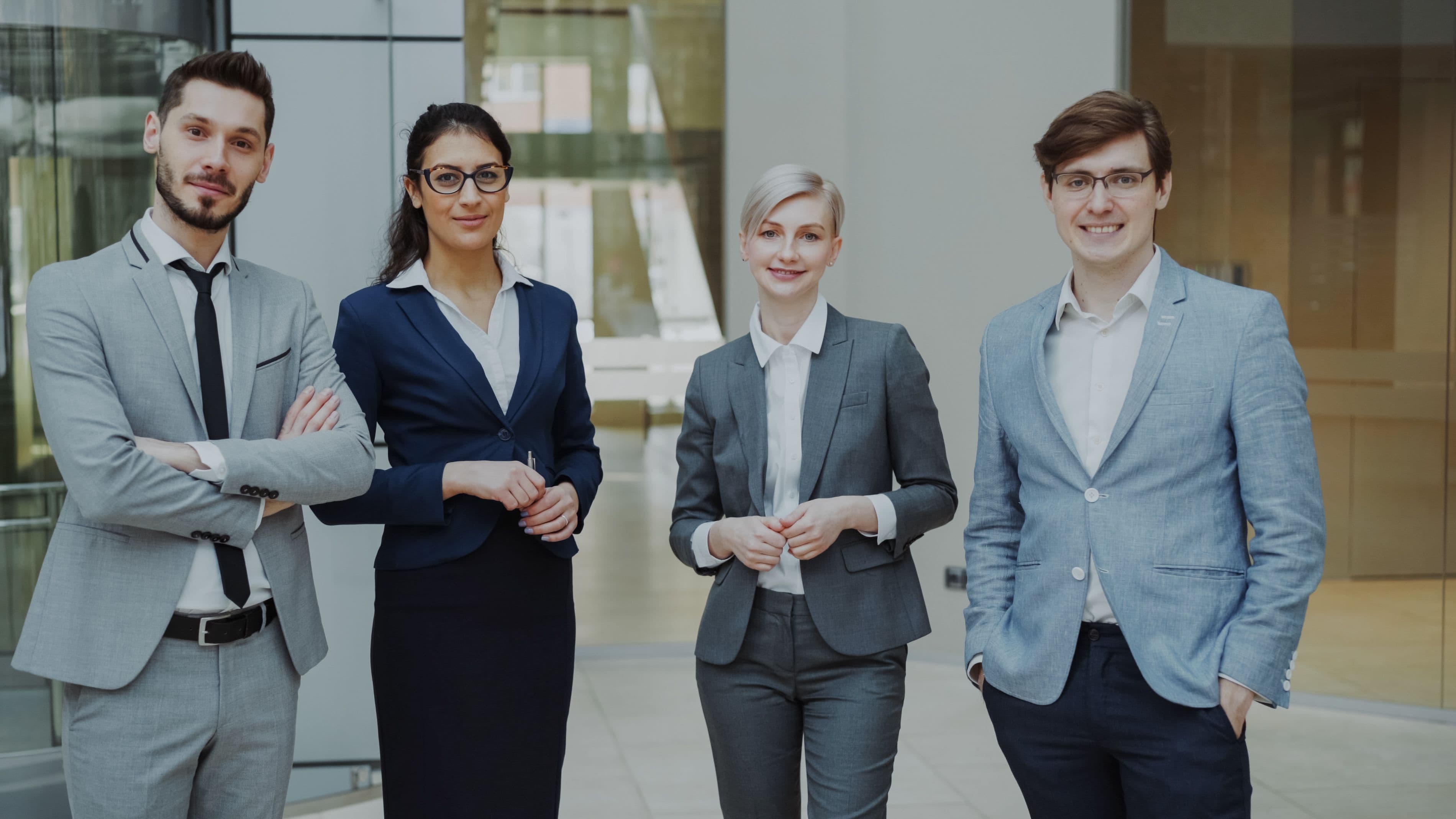 IT-team arbetar agilt på ett modernkontor i Sverige
